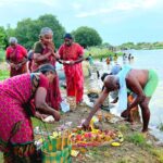 காவிரி ஆற்றங்கரையில் மக்கள் வழிபாடு